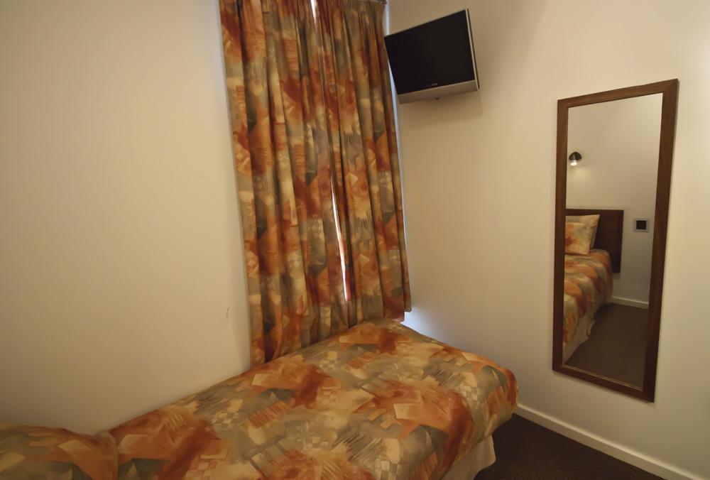The Robin 2 Hotel Wolverhampton Room photo